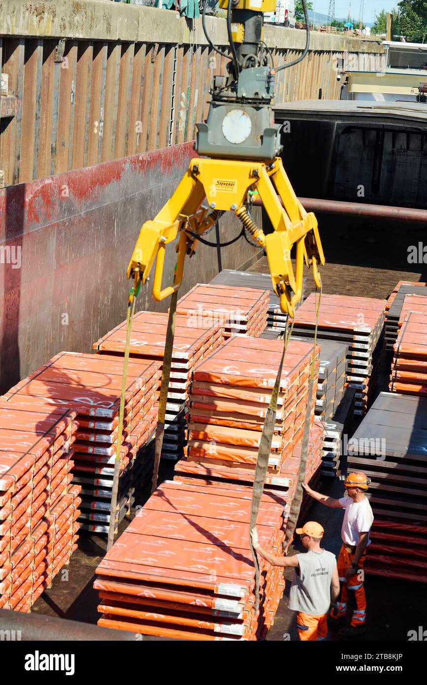 Villefranche-sur-Saone (Francia centro-orientale): Gestione di imbarcazioni nel porto fluviale. Scarico di 910 tonnellate di lamiera dalla chiatta “l’Itinerant” Foto Stock