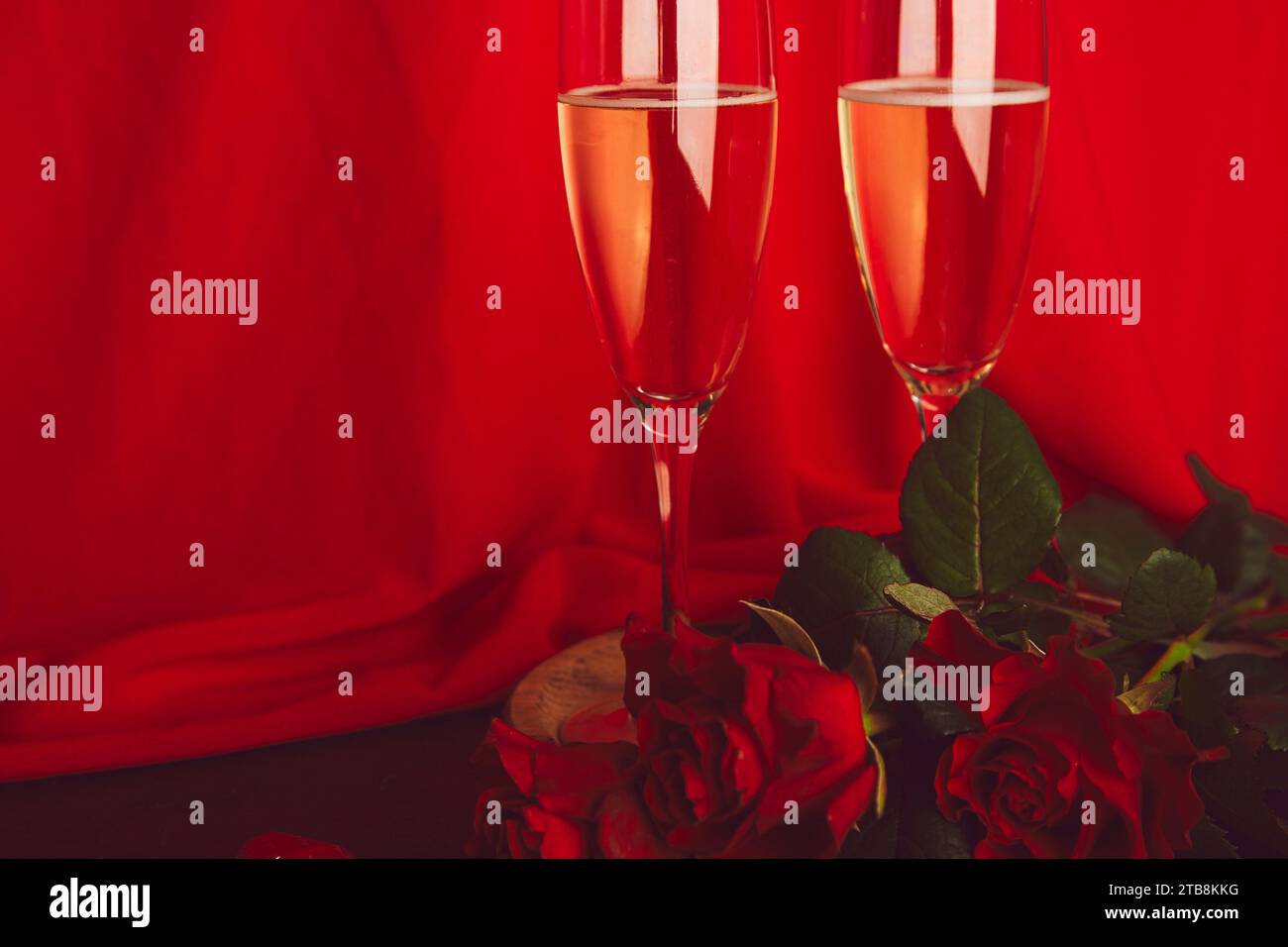 Sfondo tradizionale di San Valentino. Rose rosse, champagne - cena romantica stagionale con spazio fotocopie. Foto Stock
