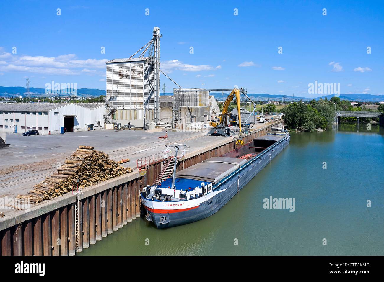 Villefranche-sur-Saone (Francia centro-orientale): Gestione di imbarcazioni nel porto fluviale. Scarico di 910 tonnellate di lamiera dalla chiatta “l’Itinerant” Foto Stock
