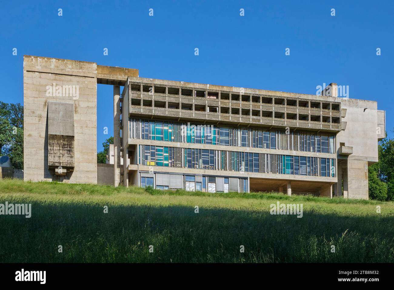 Priorato dell'ordine domenicano, Monastero di Sainte-Marie de la Tourette, un edificio in cemento progettato dall'architetto le Corbusier, a Eveux-sur-Arbresle (centr Foto Stock