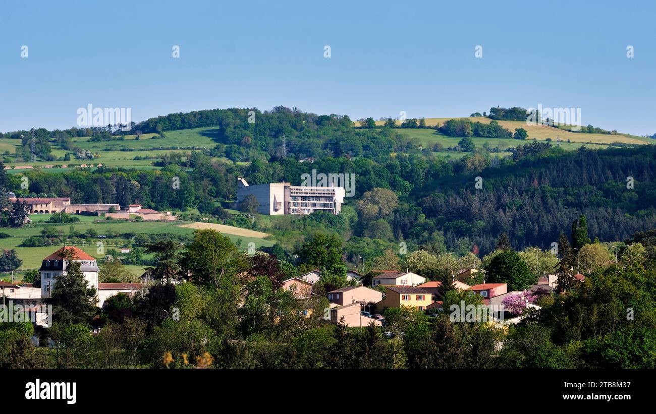 Priorato dell'ordine domenicano, Monastero di Sainte-Marie de la Tourette, un edificio in cemento progettato dall'architetto le Corbusier, a Eveux-sur-Arbresle (centr Foto Stock