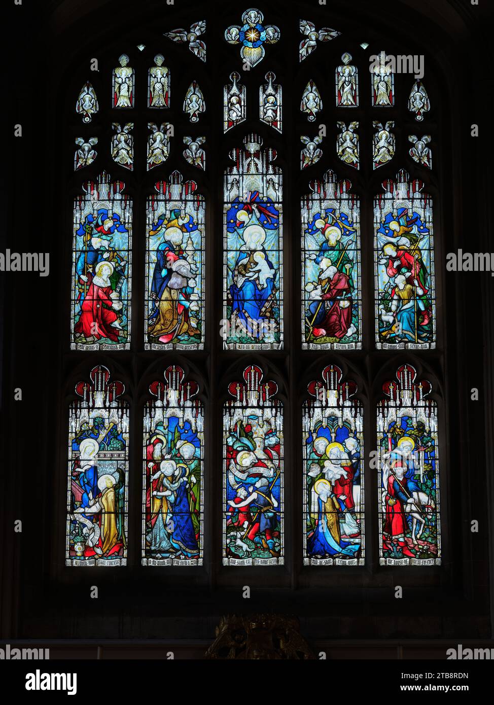 Vetrata, raffigurante eventi legati alla nascita di Gesù Cristo, nella chiesa universitaria di Santa Maria, Cambridge, Inghilterra. Foto Stock