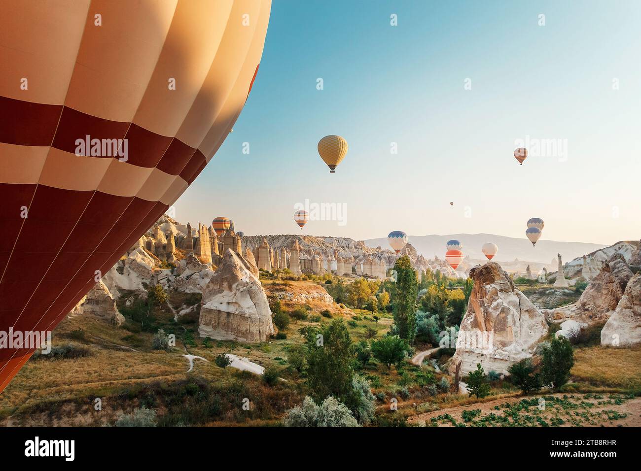 Splendida scena mattutina con mongolfiere che volano sulla Love Valley all'alba, attrazione turistica della Cappadocia, Goreme, Nevsehir, Turchia Foto Stock