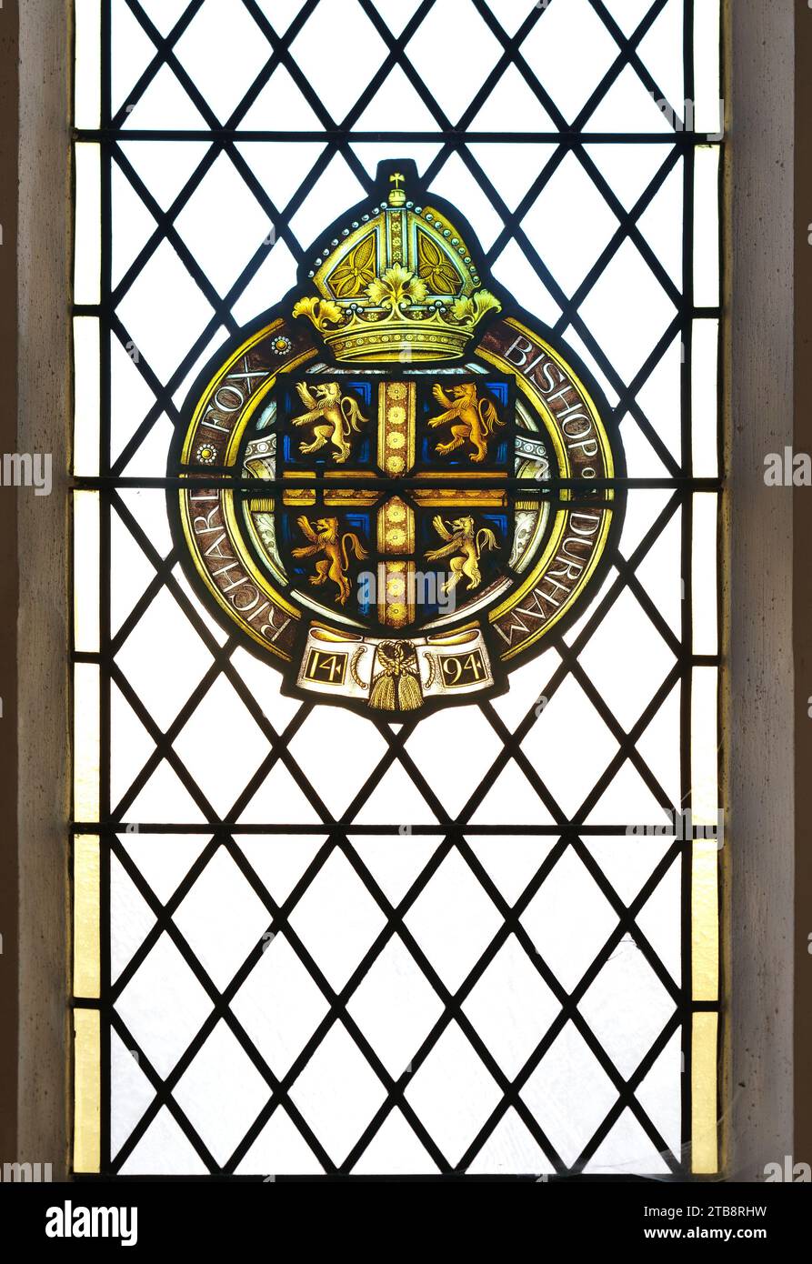 Una vetrata parziale, di Richard Fox, vescovo di Durham, donatore 1494, nella chiesa universitaria di St Mary a Cambridge, Inghilterra. Foto Stock