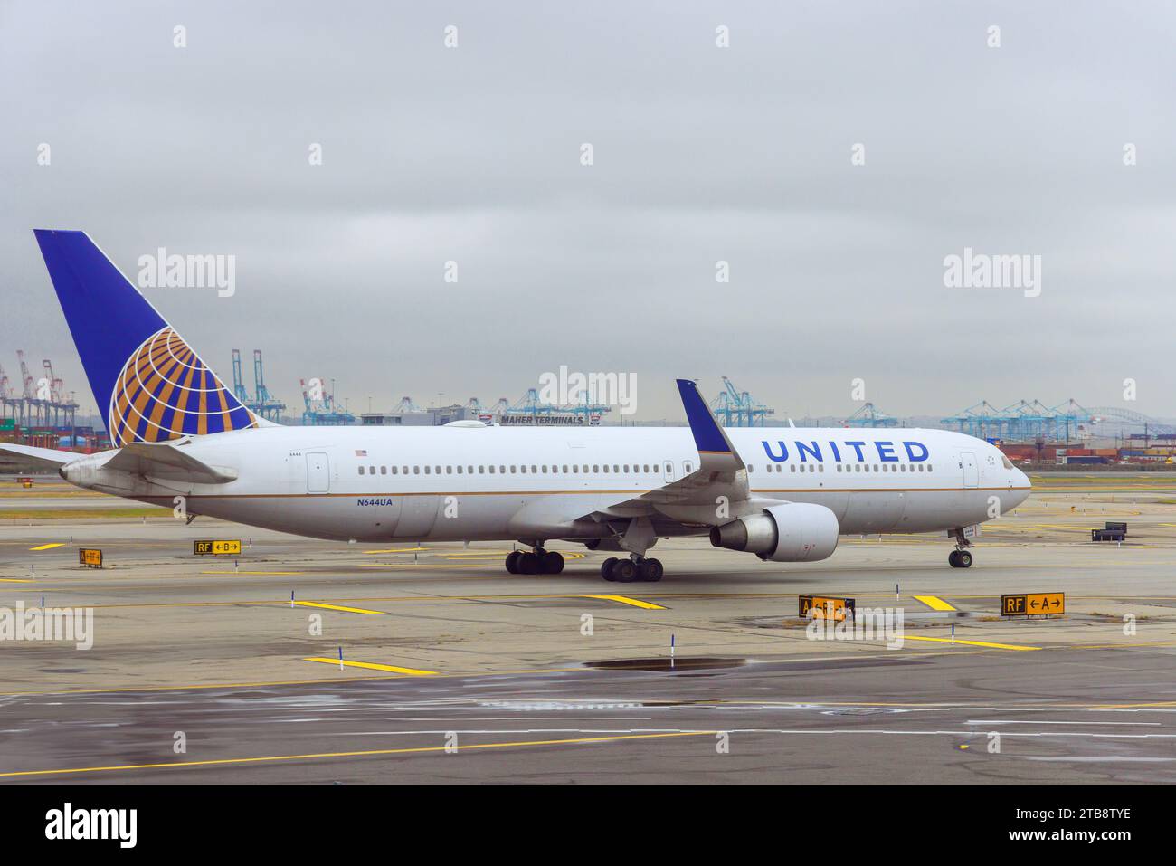 30 ottobre 2023 Newark NJ USA. Aeroporto internazionale di Newark, aereo passeggeri EWR United Airlines in pista in preparazione alla partenza Foto Stock