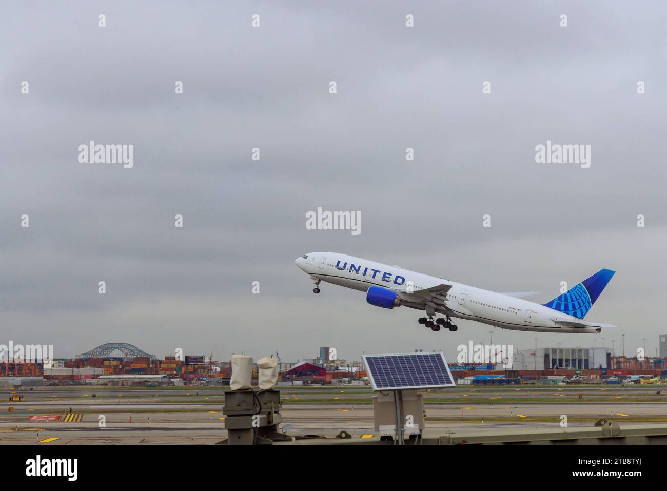 30 ottobre 2023 Newark NJ USA. Il decollo all'aeroporto internazionale Liberty di Newark è un aereo passeggeri operato dalla United Airlines Foto Stock