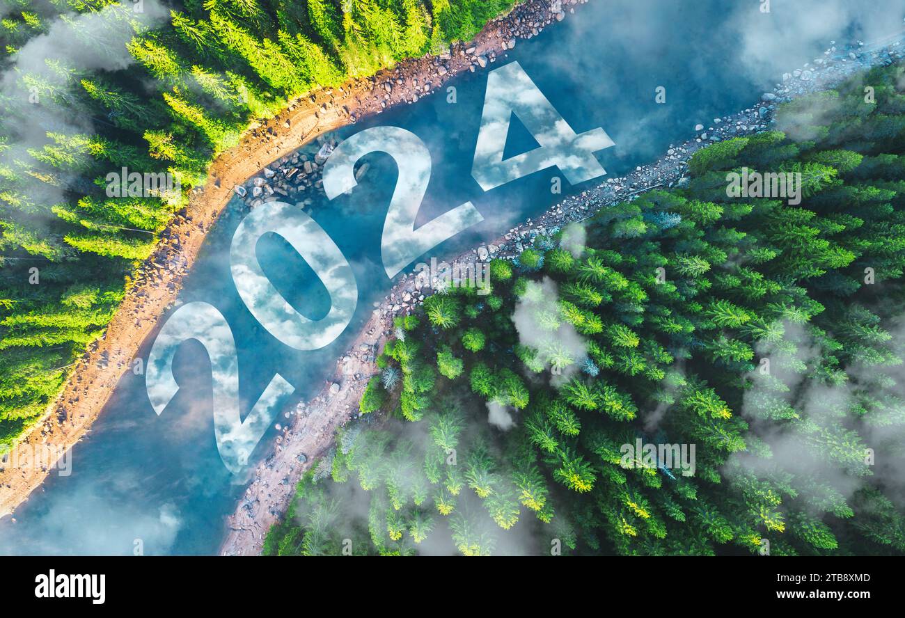 Capodanno 2024 di natura paesaggio di montagna fiume e foresta, stile di vita e concetto di vita sano ispiratore Foto Stock