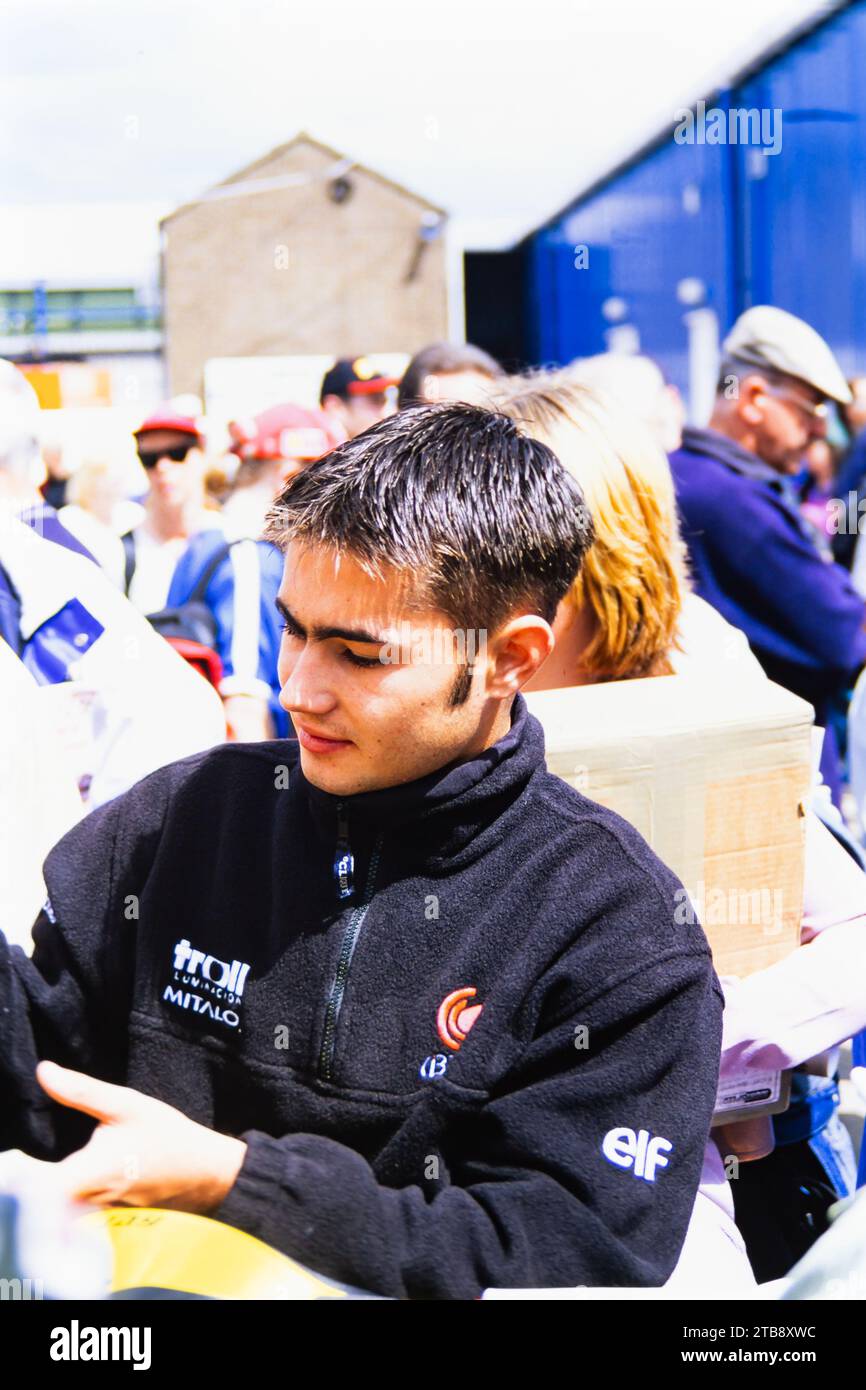 Scansione vetrino di archivio. Un giovane Leon Haslam, pilota del Gran Premio di Gran Bretagna Honda ELF, firma autografi a Donington Park. Luglio 1999 Foto Stock