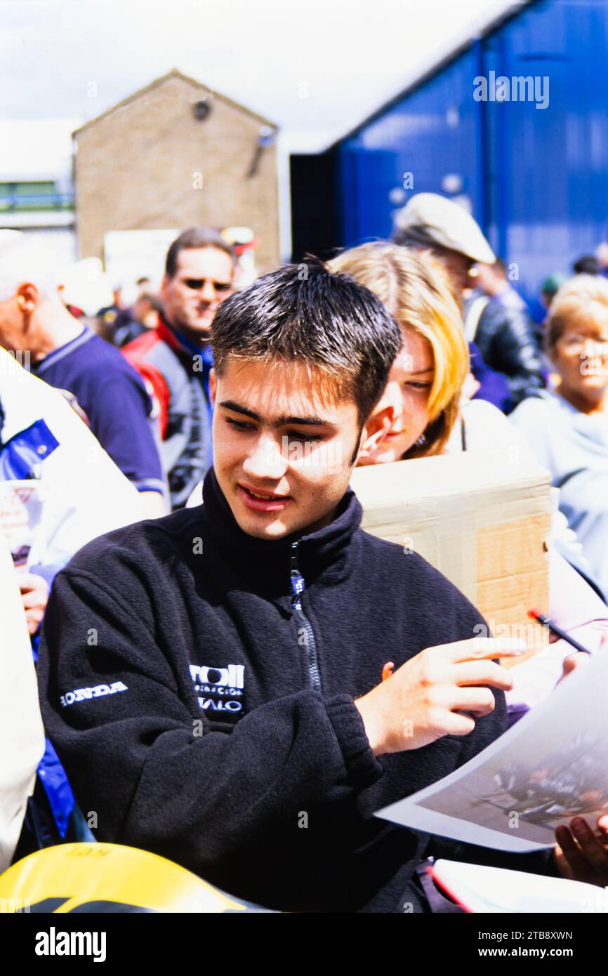 Scansione vetrino di archivio. Un giovane Leon Haslam, pilota del Gran Premio di Gran Bretagna Honda ELF, firma autografi a Donington Park. Luglio 1999 Foto Stock