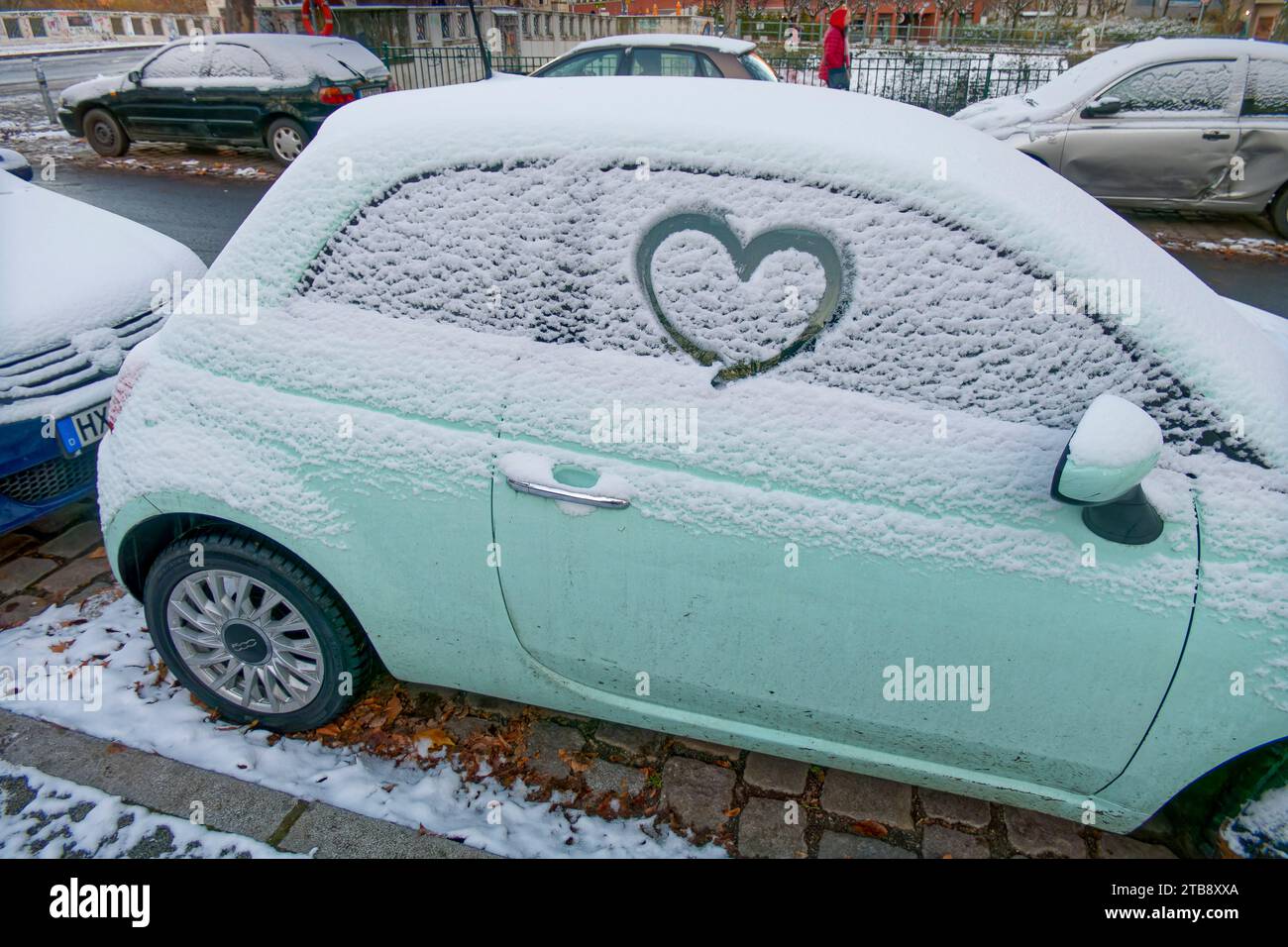 Wintereinbruch, Schnee, Herz auf Fiat 500 in den Schnee gemalt, Alt-Treptow, Berlino Foto Stock