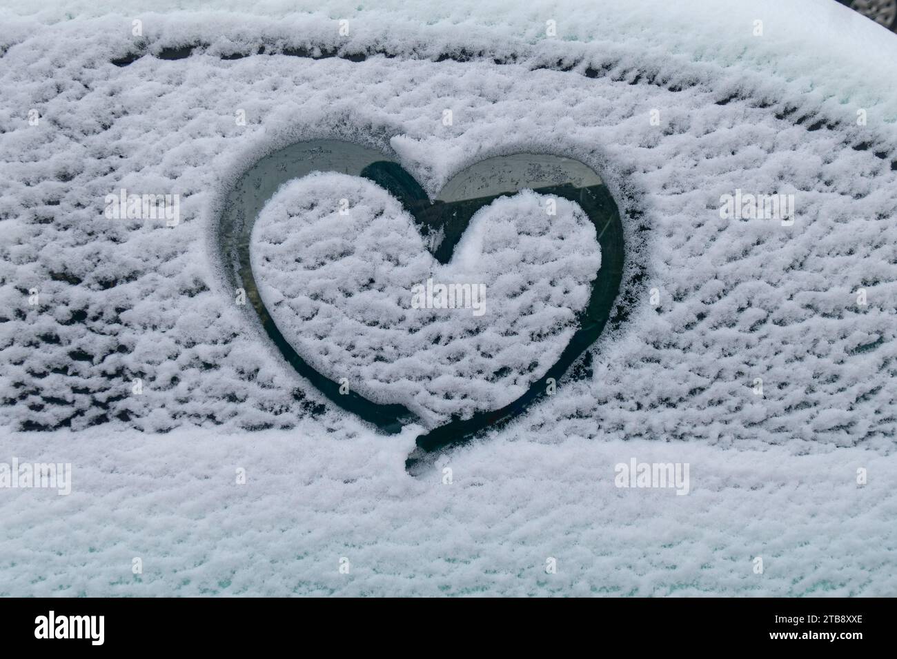 Wintereinbruch, Schnee, Herz auf Fiat 500 in den Schnee gemalt, Alt-Treptow, Berlino Foto Stock