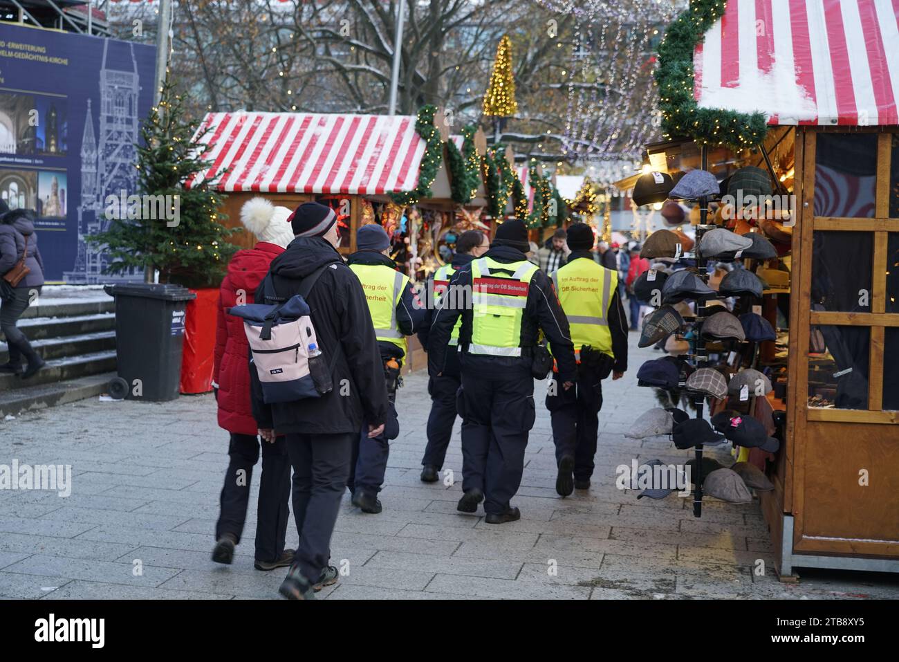 Weihnachtsmarkt auf dem Breitscheidplatz a Berlino. Erhöhte Sicherheitsstandards wegen Terrorgefahr, Sicherheitspersonal, Polizei, Berlino Foto Stock