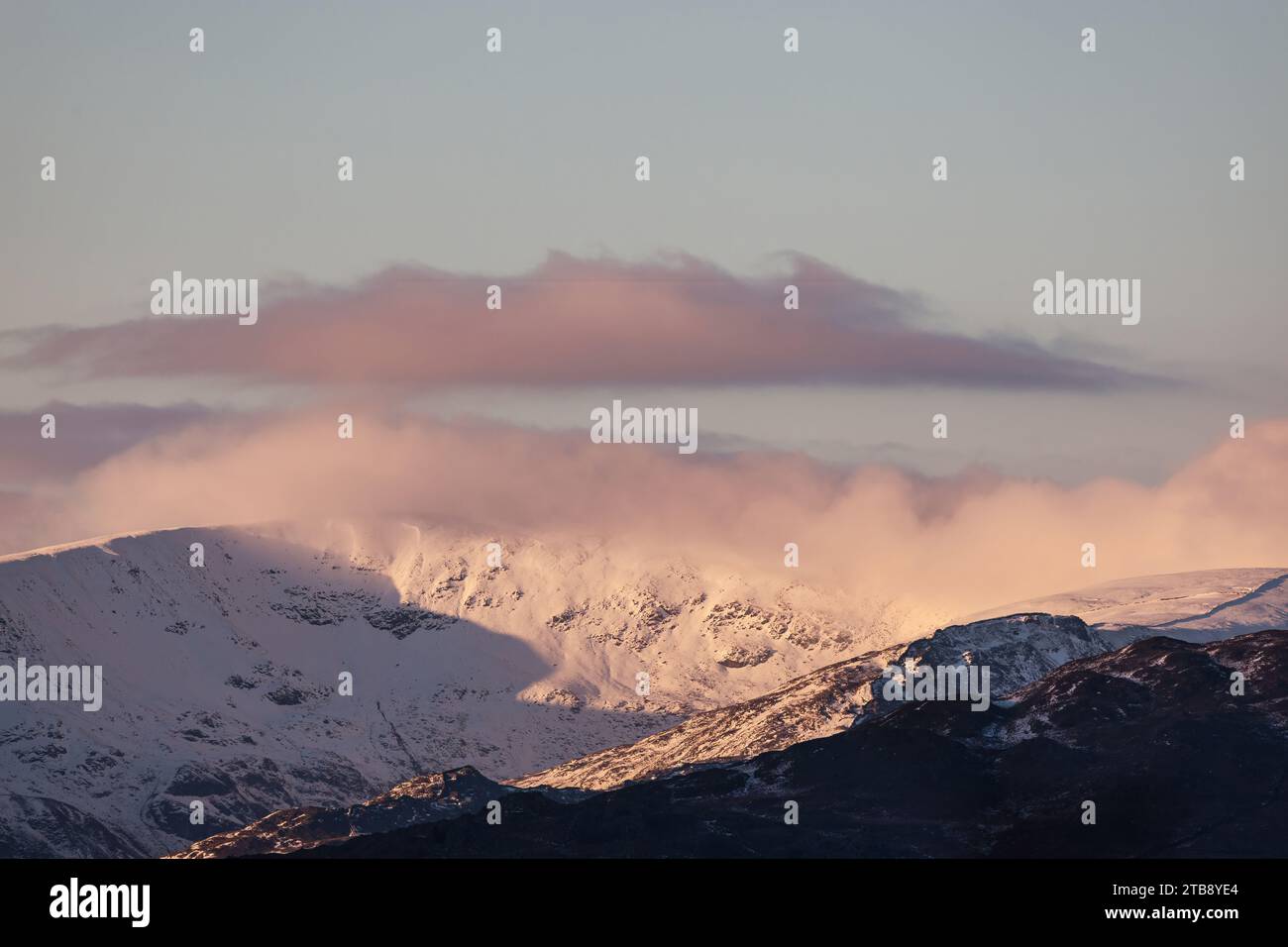 Cumbria, Regno Unito. 5 dicembre 2023. Meteo Regno Unito. Il tramonto sul 'Fellfoot Horseshoe' è caduto(2864 piedi) sopra il livello del mare prima di una brina paludosa. Credito: Gordon Shoosmith/Alamy Live News Foto Stock