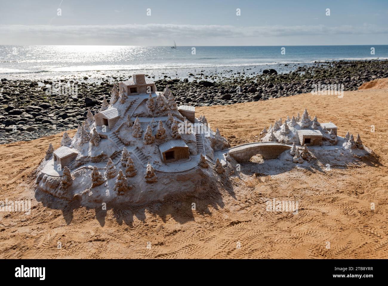 Sculture di sabbia di Maspalomas sulla spiaggia di Meloneras, Gran Canaria, Spagna. Il colore bianco conferisce un look invernale e natalizio. Foto Stock