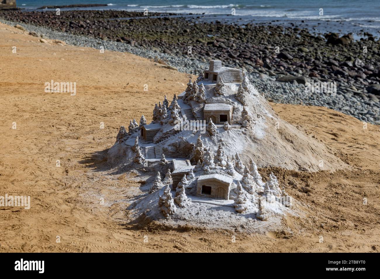 Sculture di sabbia di Maspalomas sulla spiaggia di Meloneras, Gran Canaria, Spagna. Il colore bianco conferisce un look invernale e natalizio. Foto Stock