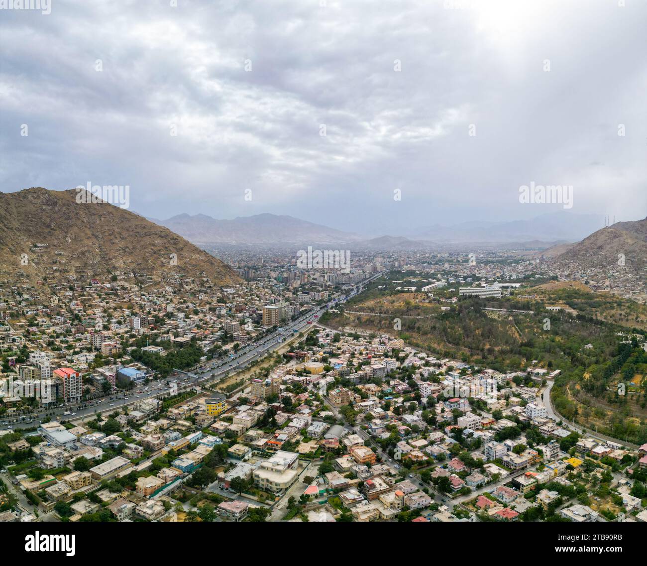 Vista aerea della città di Kabul in Afghanistan. Strada cittadina con auto e case sulle colline Foto Stock