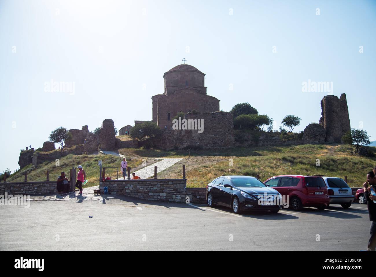 Mtskheta, Georgia - 13 luglio 2018: L'antica chiesa ortodossa georgiana di Holly Cross, monastero di Jvari con resti di pietra muro, patrimonio mondiale Foto Stock