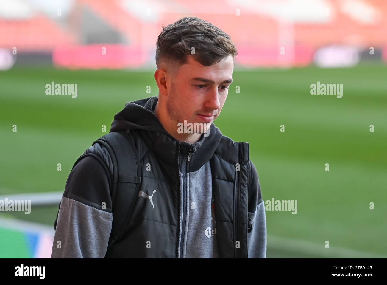 Jensen Weir #15 di Blackpool arriva davanti al Bristol Street Motors Trophy match Blackpool vs Barnsley a Bloomfield Road, Blackpool, Regno Unito, 5 dicembre 2023 (foto di Craig Thomas/News Images) Foto Stock