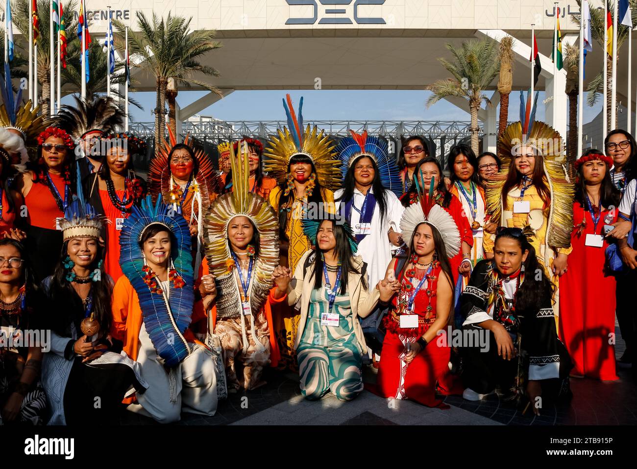 Le donne indigene dell'Amazzonia marciano in una manifestazione di solidarietà al Centro esposizioni degli alleati durante la COP28, Conferenza ONU sui cambiamenti climatici, tenuta dall'UNFCCC al Dubai Exhibition Center, Emirati Arabi Uniti il 5 dicembre 2023. Conferenza sul clima COP28, in programma dal 29 novembre al 12 dicembre, i leader delineeranno il loro percorso verso gli obiettivi climatici nazionali. Foto Stock
