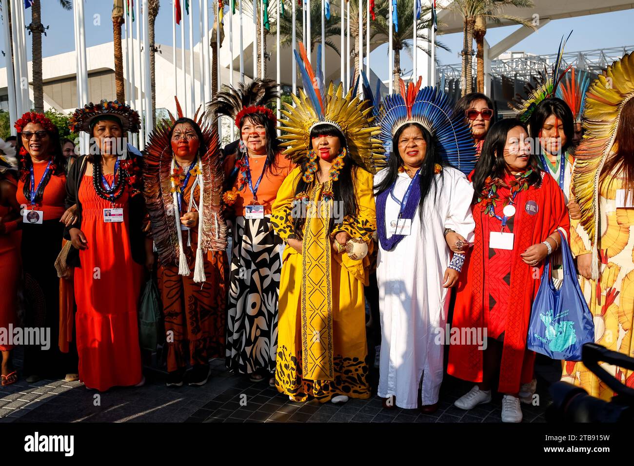 Le donne indigene dell'Amazzonia marciano in una manifestazione di solidarietà al Centro esposizioni degli alleati durante la COP28, Conferenza ONU sui cambiamenti climatici, tenuta dall'UNFCCC al Dubai Exhibition Center, Emirati Arabi Uniti il 5 dicembre 2023. Conferenza sul clima COP28, in programma dal 29 novembre al 12 dicembre, i leader delineeranno il loro percorso verso gli obiettivi climatici nazionali. Foto Stock