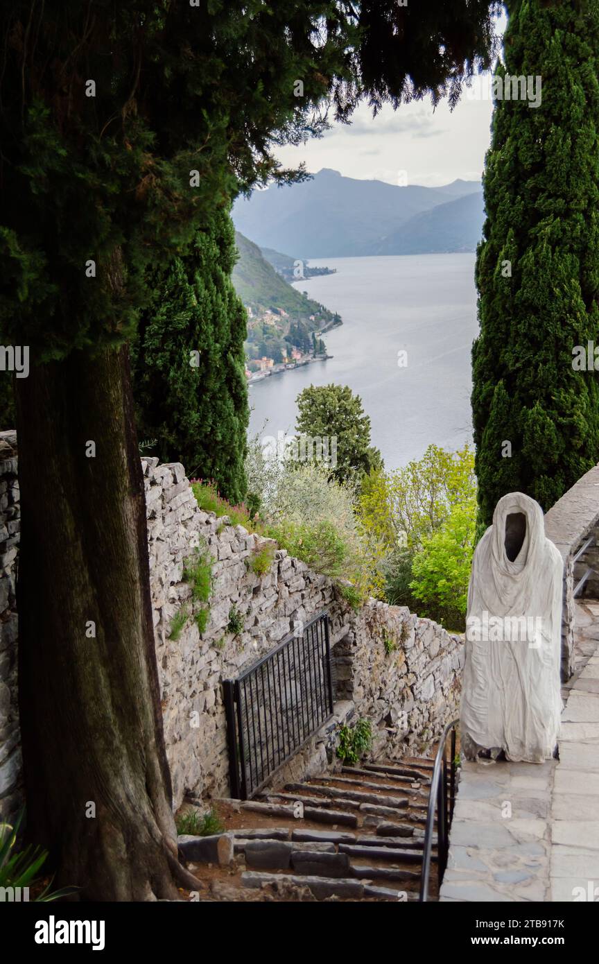 Como, Italia - 25 marzo 2023: Statua dei fantasmi al Castello di Vezio Foto Stock