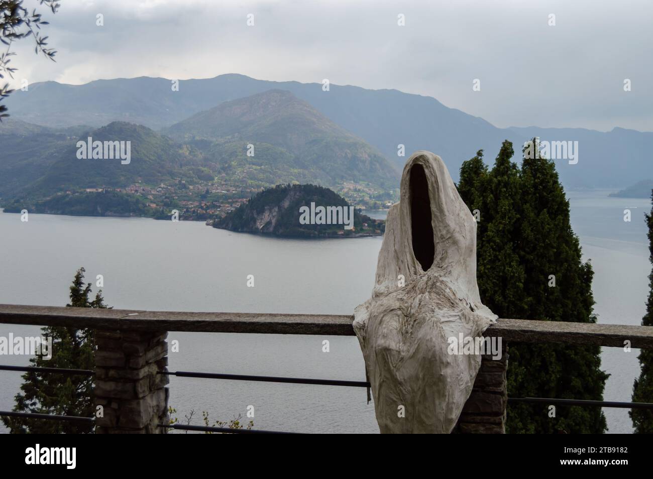 Como, Italia - 25 marzo 2023: Statua dei fantasmi al Castello di Vezio Foto Stock