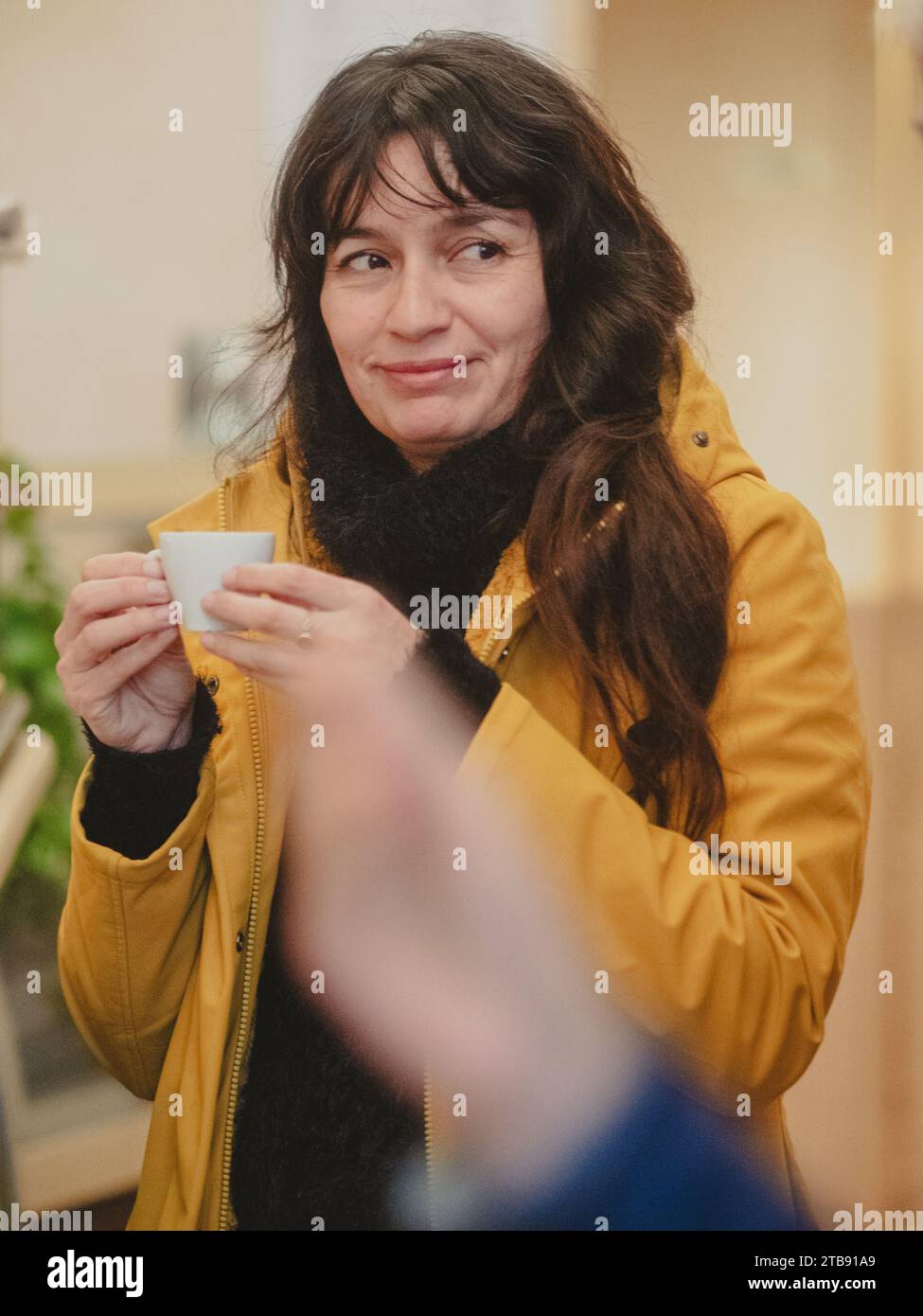 primo piano estremo di una bruna bella donna adulta felicemente felice Foto Stock