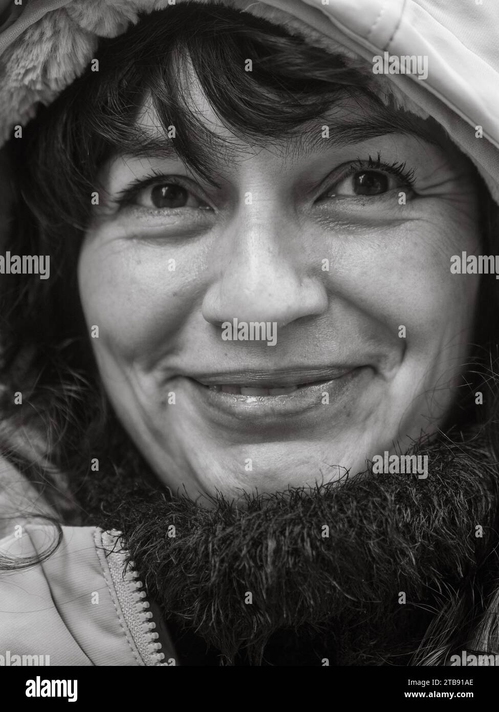 primo piano estremo di una bruna bella donna adulta felicemente felice Foto Stock