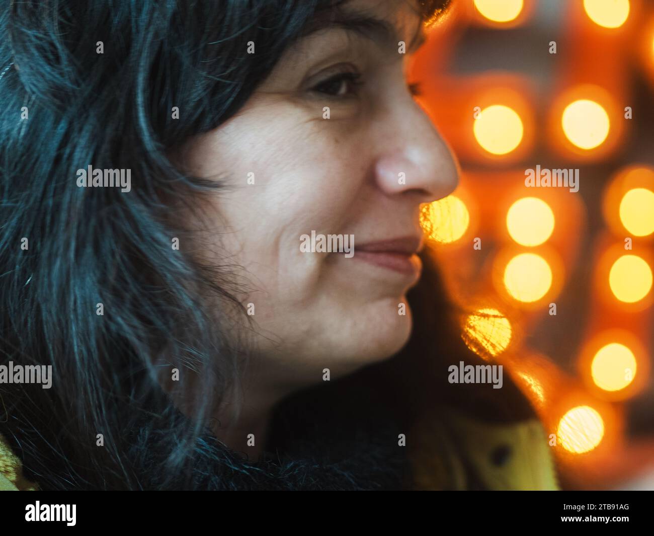 primo piano estremo di una bruna bella donna adulta felicemente felice Foto Stock