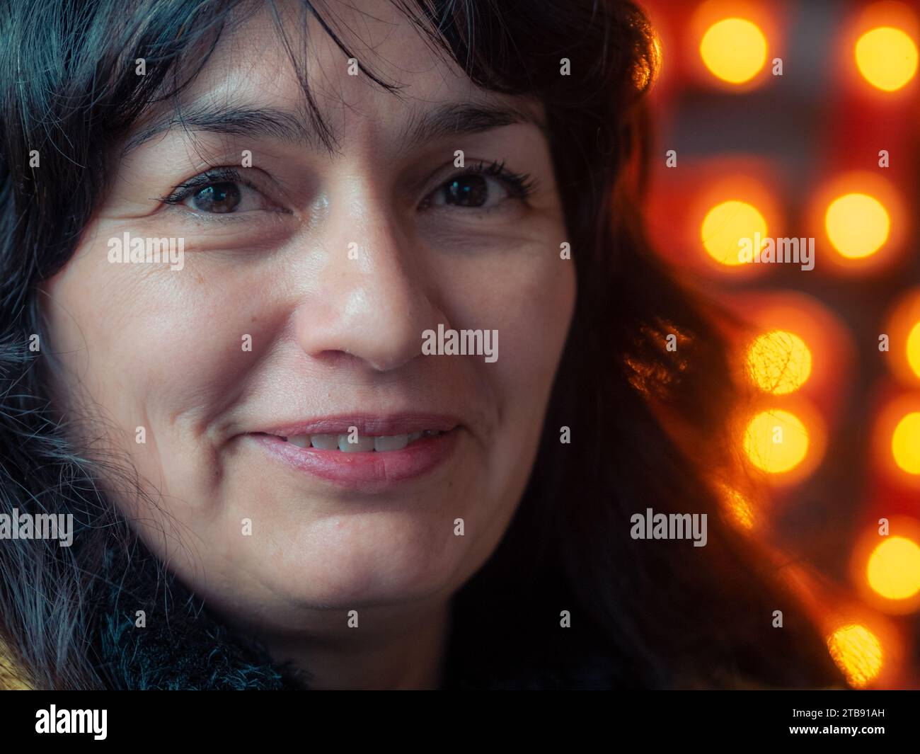 primo piano estremo di una bruna bella donna adulta felicemente felice Foto Stock