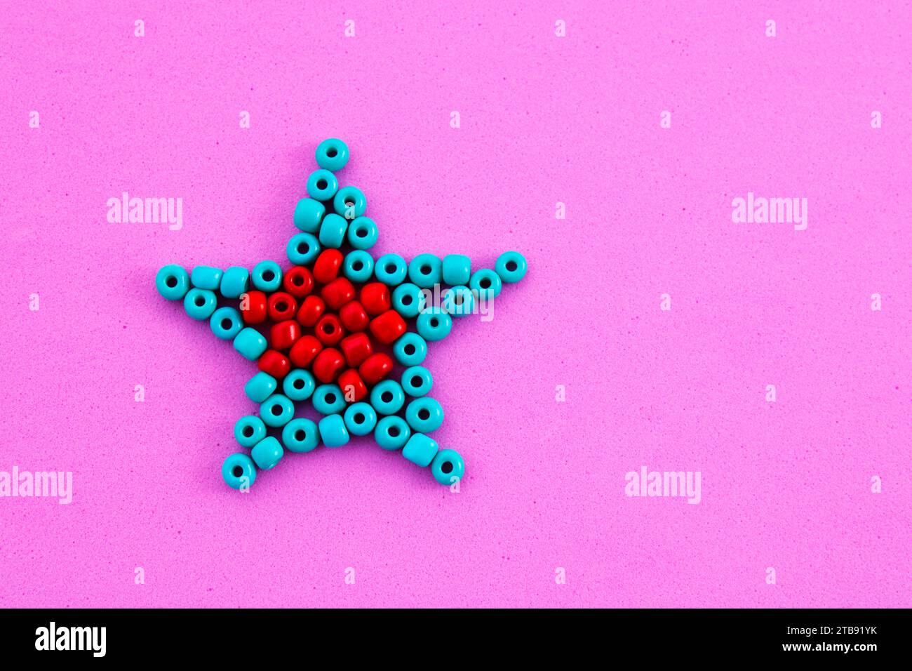 Stella formata da perline rosse e blu verdastre Foto Stock