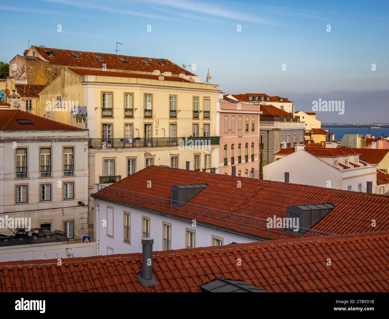 Vista dal punto di vista di Portas do Sol nel quartiere della città vecchia di Alfama a Lisbona, Portogallo Foto Stock