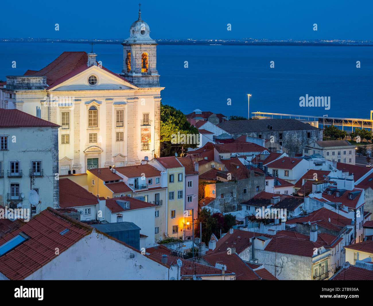 Chiesa di Santo Estevao illuminata di notte nel quartiere della città vecchia di Alfama a Lisbona in Portogallo Foto Stock