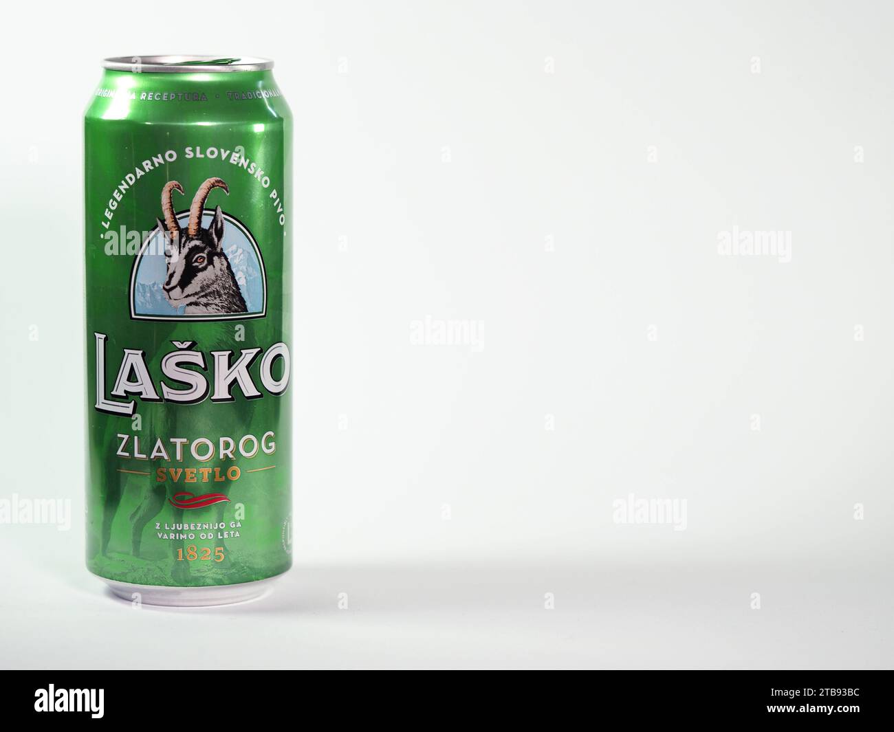 Questa foto mostra una lattina della leggendaria birra slovacca Lasko Zlatororog (corno d'oro) che si illumina su uno sfondo bianco. Foto Stock