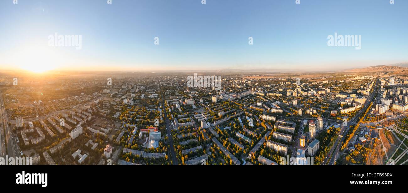 Vista panoramica aerea della città di Bishkek in Kirghizistan con montagne innevate Foto Stock