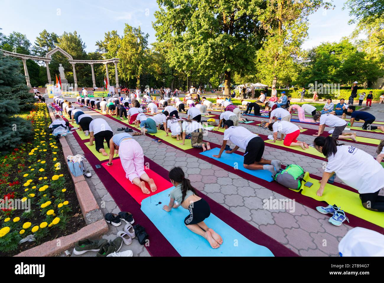 Bishkek, Kirghizistan - 18 giugno 2022: Gruppo di persone che fanno yoga in piazza durante la giornata internazionale dello yoga Foto Stock