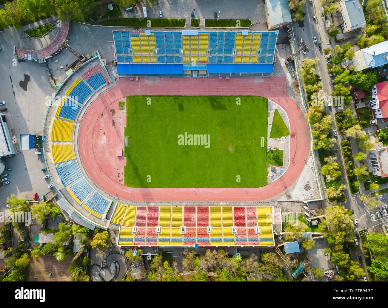 Vista dall'alto dello stadio con erba verde e pista da corsa Foto Stock