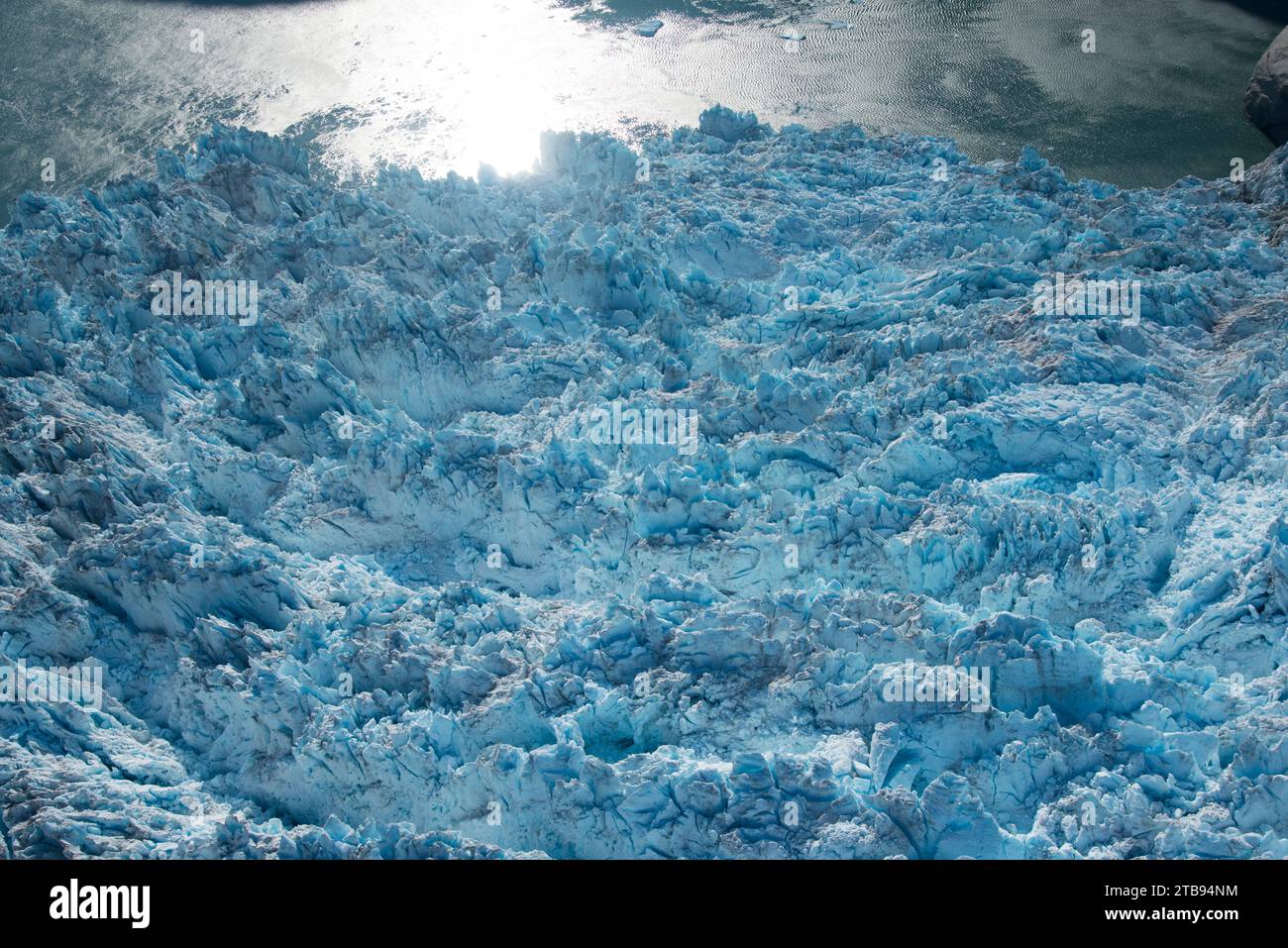 Vista aerea del ghiacciaio LeConte e delle acque di Inside Passage in Alaska, USA; Alaska, Stati Uniti d'America Foto Stock