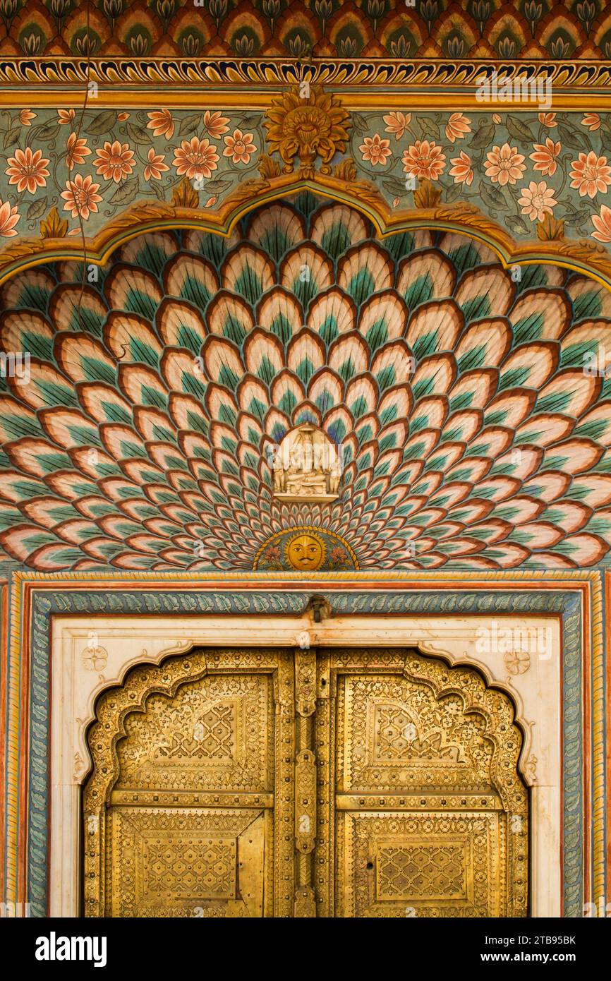 Porte placcate oro al City Palace, Jaipur; Jaipur, Rajasthan State, India Foto Stock