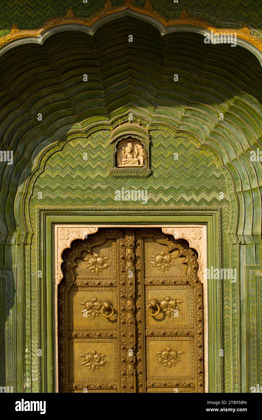 Porte al Palazzo della città di Jaipur; Jaipur, Stato del Rajasthan, India Foto Stock
