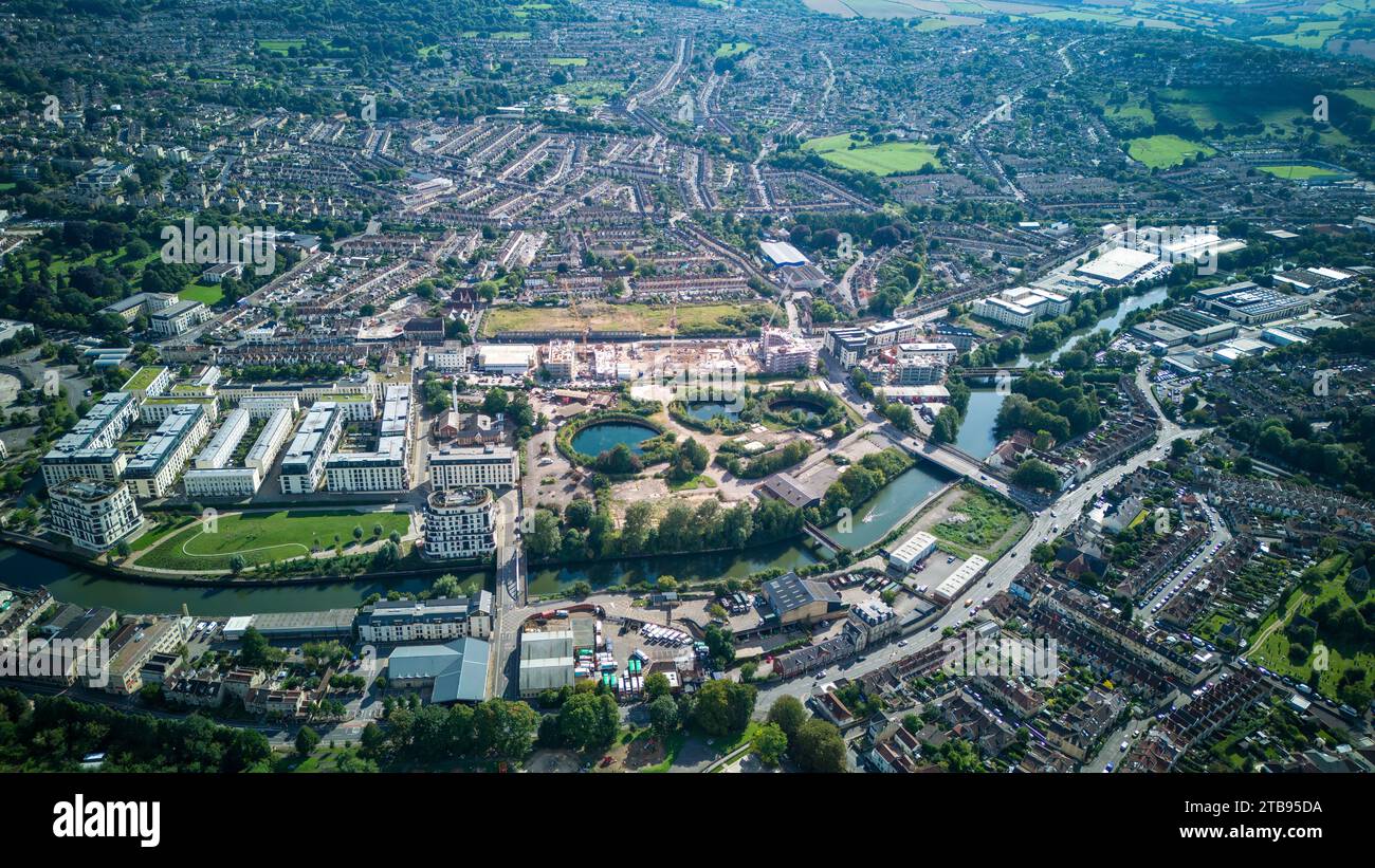 Vista aerea di Bath con droni, con il fiume Avon che scorre attraverso il centro. (03-09-2023) Foto Stock