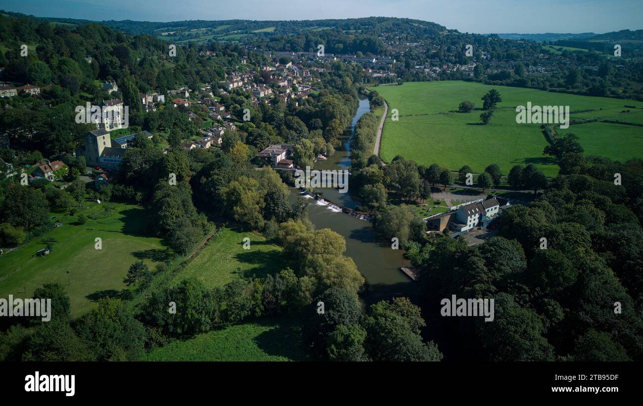 Vista aerea del ponte a pedaggio Batheaston, costruito nel 1872 in pietra locale di Bath. Una struttura classificata di grado II, si estende lungo il fiume Avon. Foto Stock
