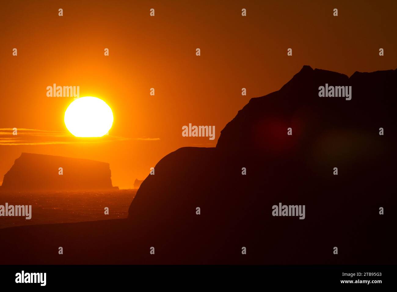 Iceberg sagomati nel Mare di Weddell al tramonto; Antartide Foto Stock