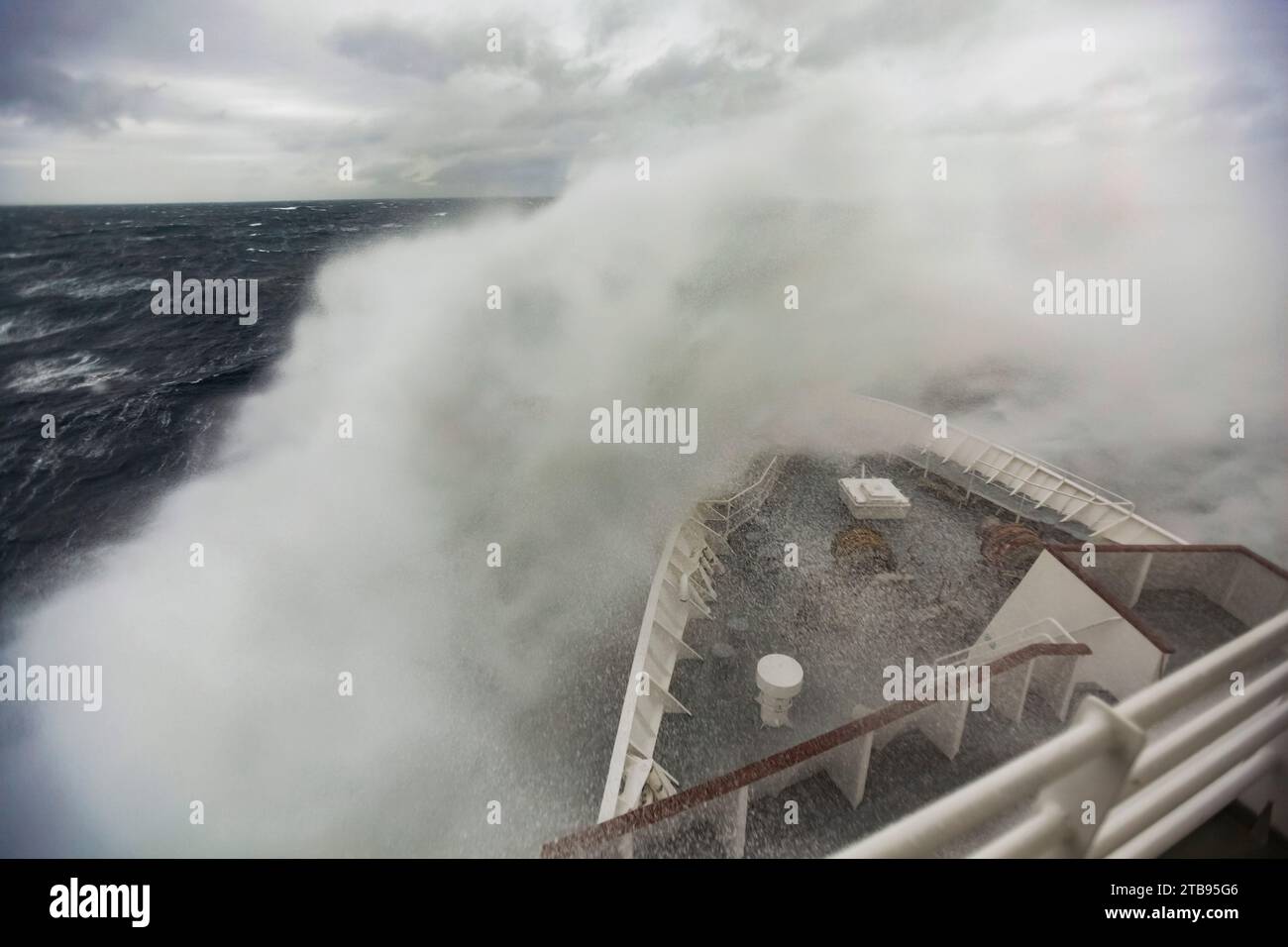 Le onde si schiantano contro una nave da crociera che sta manovrando attraverso il passaggio Drake; Antartide Foto Stock