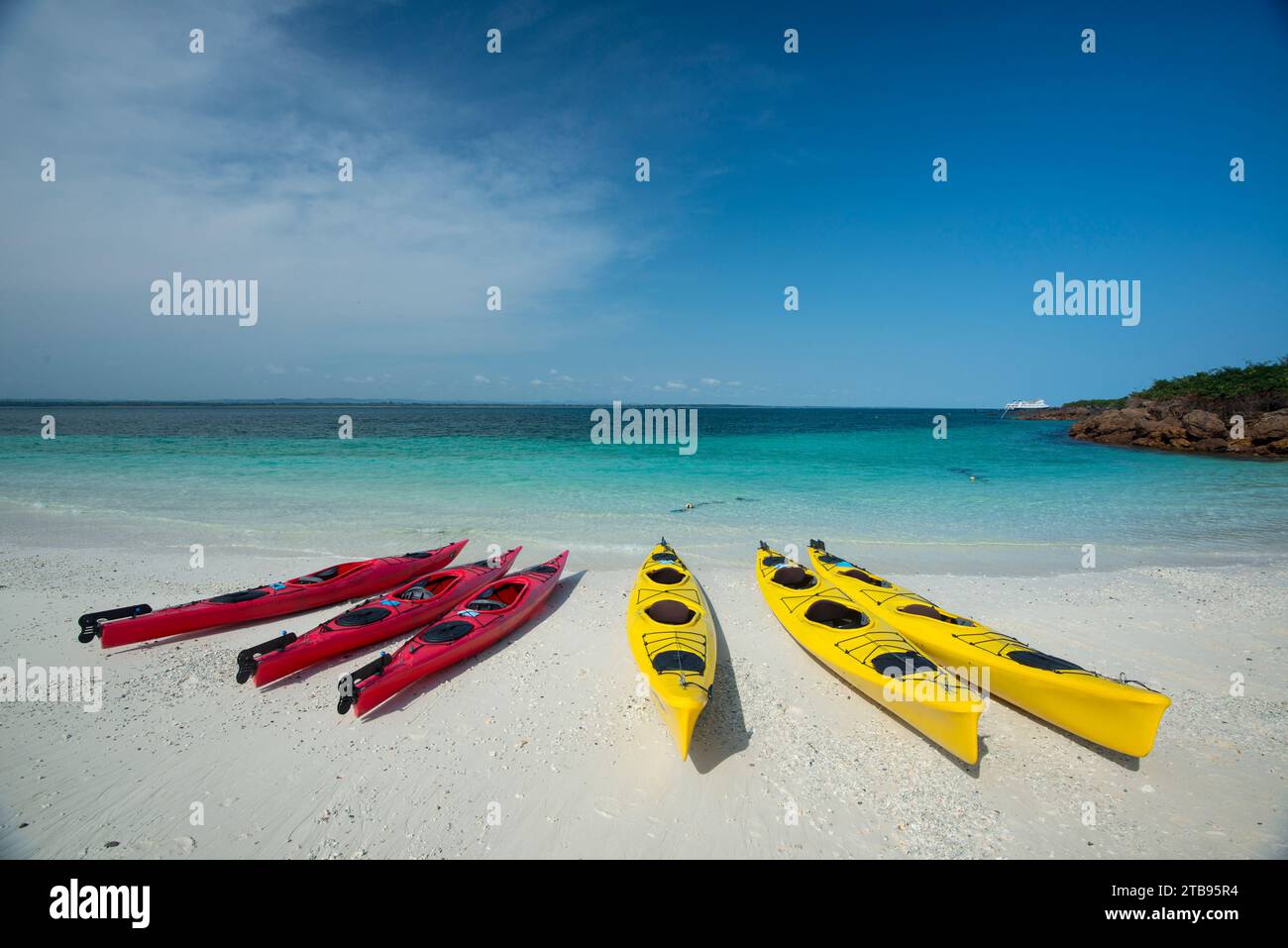 Kayak di mare che riposano sulla spiaggia di Isla Iguana; Isla Iguana, Panama Foto Stock