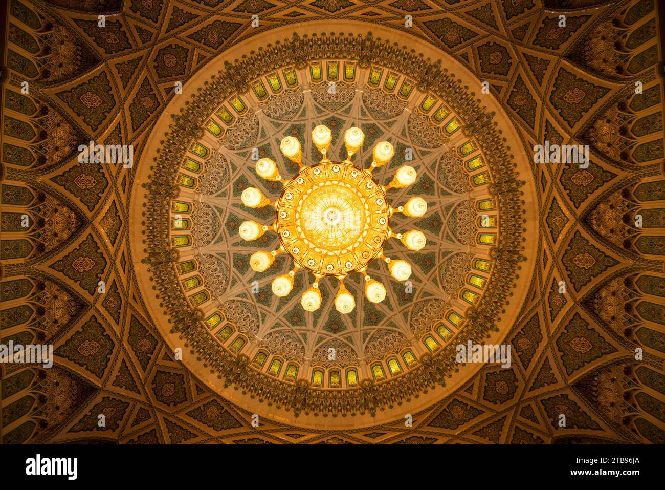 Lampadario sopra la sala di preghiera all'interno della grande Moschea del Sultano Qaboos, vista direttamente dal basso; Mascate, Oman Foto Stock