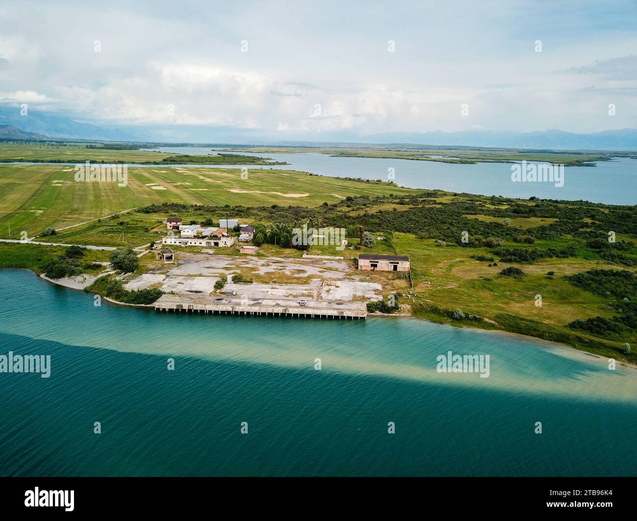 Vista aerea del porto abbandonato con gru arrugginite sulla riva del lago Foto Stock