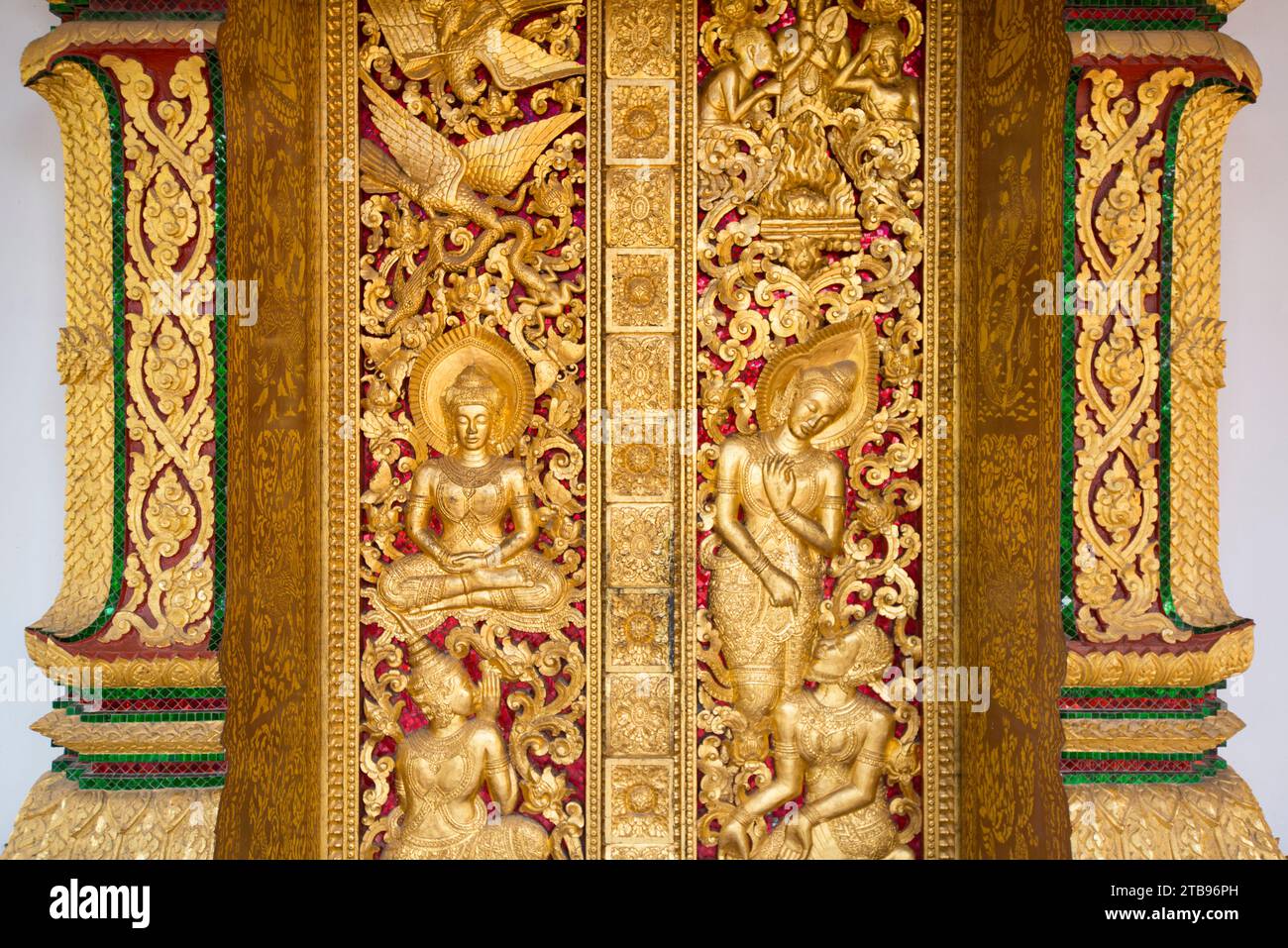 Incisioni murali dorate al monastero di Wat Xieng Thong; Luang Prabang, Laos Foto Stock