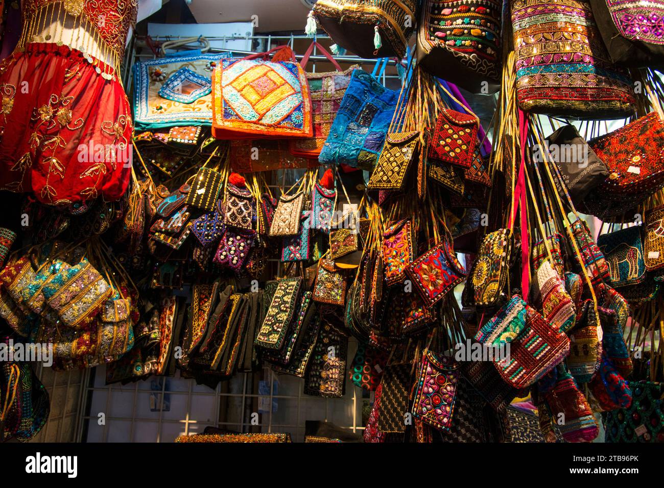 Borse appese di molte dimensioni, forme e colori in un mercato locale: Mascate, Oman Foto Stock