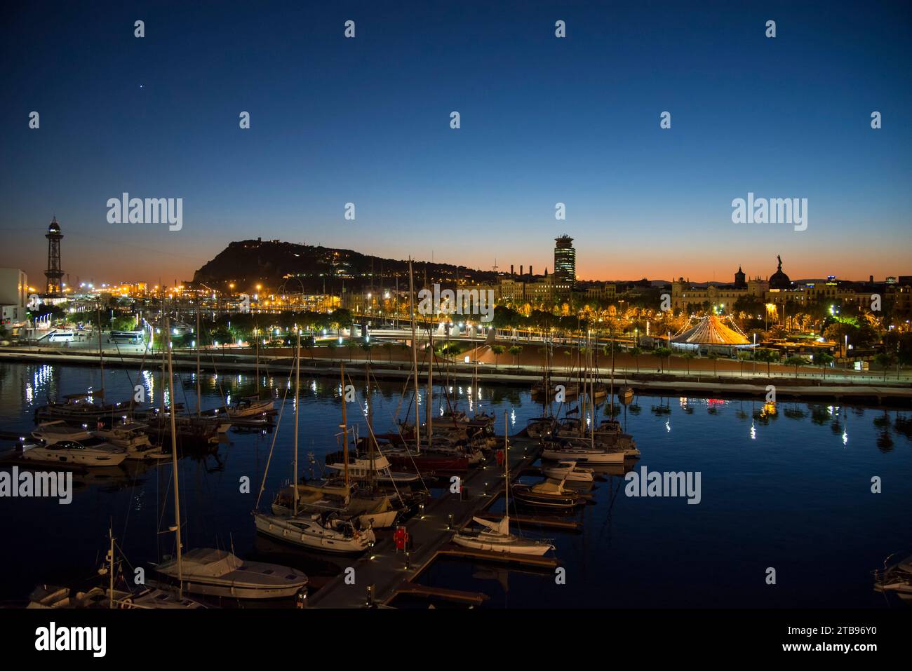 Vista di parte del porto di Barcellona e della città oltre; Barcellona, Spagna Foto Stock